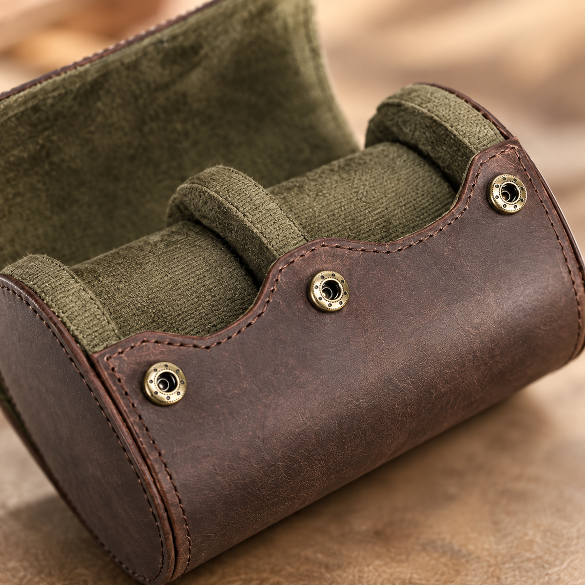 Étui Montre Voyage Cuir - détail cuir et boutons pression